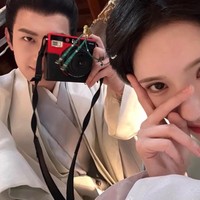 Dracin Wu Fu Lin Men juga menarik perhatian dengan menampilkan lima pasangan. Di antaranya adalah pasangan Liu Taining dan Chen Heyan mendapatkan popularitas sejak awal. Adegan-adegan lucu mereka  menambah nuansa menyegarkan pada drama tersebut. Foto: Weibo