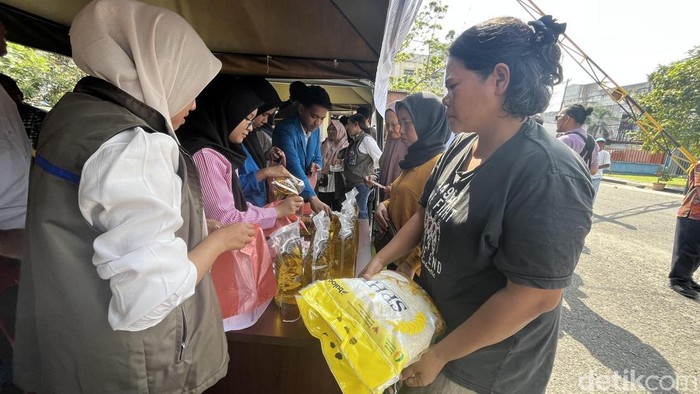 Warga Medan saat membeli sembako di Pasar Murah Bulog