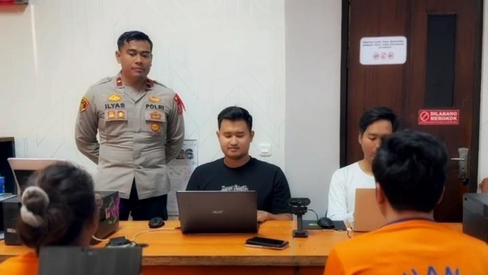 Pasutri pembobol rumah di Karawang saat diperiksa penyidik