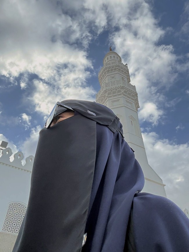 Paula Verhoeven membagikan kisah spiritualnya saat menjalani ibadah umrah diawal Ramadan 2026. Momen tersebut kemudian ia unggah di media sosial setelah kembali ke Indonesia.Foto: Dok. Instagram Paula Verhoeven