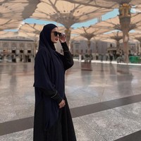 Selama berada di Tanah Suci, Paula terlihat menikmati suasana ibadah dengan penuh ketenangan. Foto: Dok. Instagram Paula Verhoeven