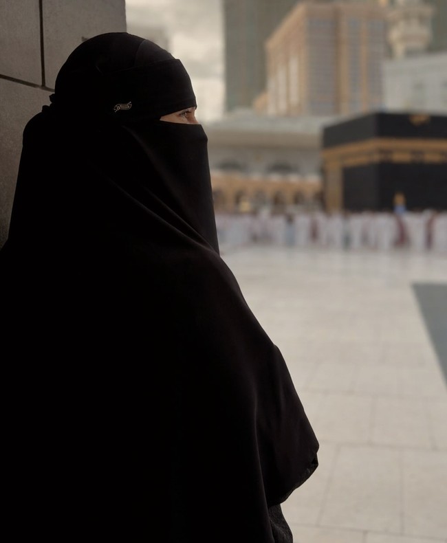 Di depan Ka’bah, aku berdiri sebagai hamba yang penuh dosa, membawa luka, salah, dan khilaf yang tak terhitung. Air mata jatuh bukan karena merasa pantas, tapi karena Allah masih mengizinkan aku datang dengan rahmat-Mu yg lebih luas dari dosaku, tulisnya di Instagram. Foto: Dok. Instagram Paula Verhoeven