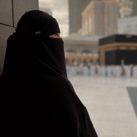 Di depan Ka’bah, aku berdiri sebagai hamba yang penuh dosa, membawa luka, salah, dan khilaf yang tak terhitung. Air mata jatuh bukan karena merasa pantas, tapi karena Allah masih mengizinkan aku datang dengan rahmat-Mu yg lebih luas dari dosaku, tulisnya di Instagram. Foto: Dok. Instagram Paula Verhoeven