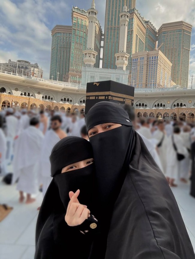 Perjalanan ibadah ini terasa semakin istimewa karena Paula tidak berangkat sendiri. Ia menjalani umrah bersama para sahabatnya. Ia juga membagikan beberapa potret saat menjalani tawaf bersama Natasha Rizky, ketika keduanya tampil kompak mengenakan busana muslim serba hitam lengkap dengan cadar.  Foto: Dok. Instagram Paula Verhoeven