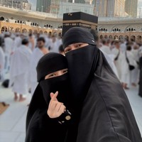 Potret Gaya Paula Verhoeven Bercadar Saat Umrah di Bulan Ramadhan