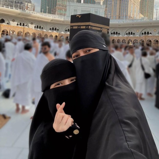 Potret Gaya Paula Verhoeven Bercadar Saat Umrah di Bulan Ramadhan