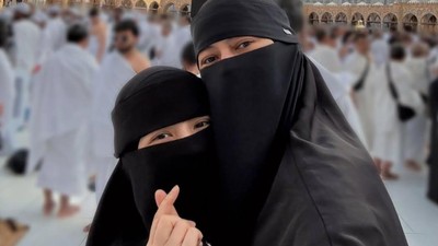 Potret Gaya Paula Verhoeven Bercadar Saat Umrah di Bulan Ramadhan