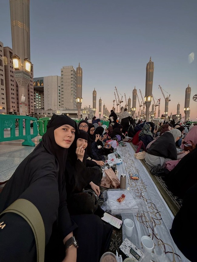 Selain menjalankan rangkaian ibadah di Mekkah, Paula juga merasakan pengalaman baru saat berada di Madinah. Salah satu momen yang ia kenang ketika berbuka puasa di area sekitar Masjid Nabawi. Foto: Dok. Instagram Paula Verhoeven