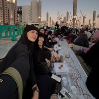Selain menjalankan rangkaian ibadah di Mekkah, Paula juga merasakan pengalaman baru saat berada di Madinah. Salah satu momen yang ia kenang ketika berbuka puasa di area sekitar Masjid Nabawi. Foto: Dok. Instagram Paula Verhoeven