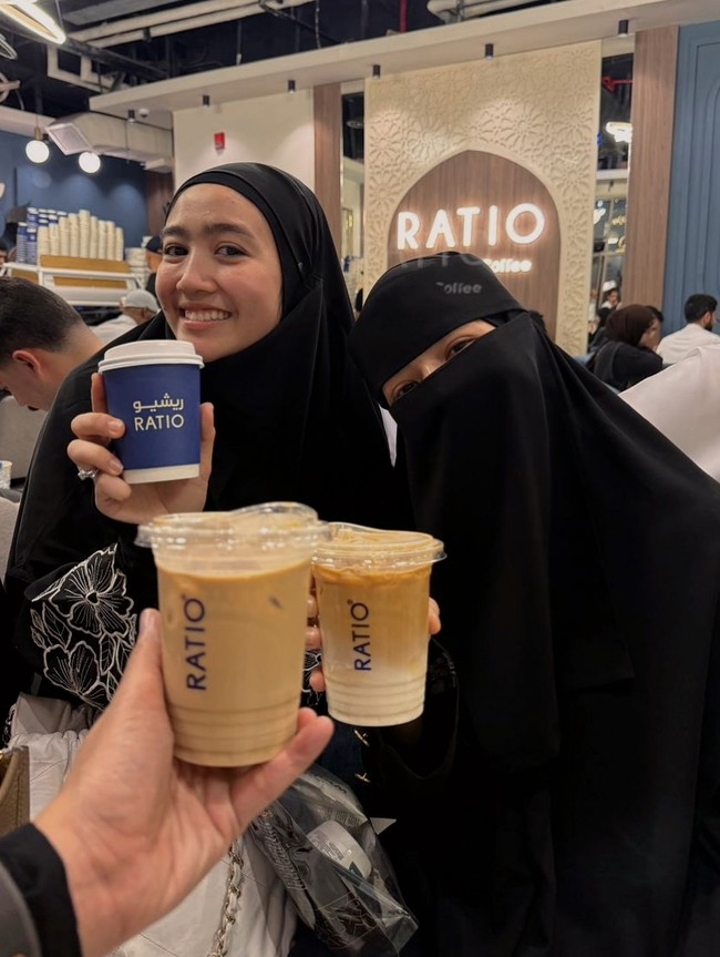 Bagi Paula Verhoeven, kesempatan ini bukan hanya perjalanan spiritual, namun juga momen refleksi diri sekaligus bentuk rasa syukur atas kesempatan beribadah di Tanah Suci. Foto: Dok. Instagram Paula Verhoeven