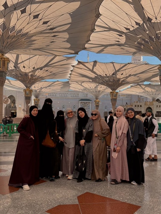 Paula, Natasha Rizky, dan Febby Rastanty, juga sempat menghabiskan waktu bersama setelah menjalani ibadah. Mereka menikmati momen santai di Madinah sambil mencicipi minuman kopi yang cukup populer di kalangan jemaah. Foto: Dok. Instagram Paula Verhoeven