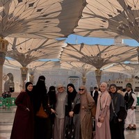Paula, Natasha Rizky, dan Febby Rastanty, juga sempat menghabiskan waktu bersama setelah menjalani ibadah. Mereka menikmati momen santai di Madinah sambil mencicipi minuman kopi yang cukup populer di kalangan jemaah. Foto: Dok. Instagram Paula Verhoeven