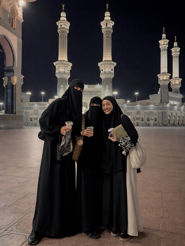 Paula juga sempat bertemu dengan beberapa jemaah asal Indonesia yang sedang menunaikan ibadah di tempat yang sama. Tampak ia menikmati berbaur dengan jamaah lain di Tanah Suci.Foto: Dok. Instagram Paula Verhoeven