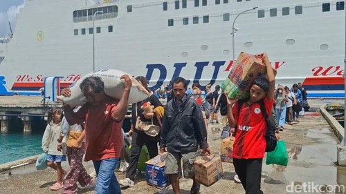 Arus mudik dan pemudik mengantre di loket tiket Pelabuhan Tenau, Kota Kupang, NTT, Jumat (13/3/2026). (Yufengki Bria/detikBali).