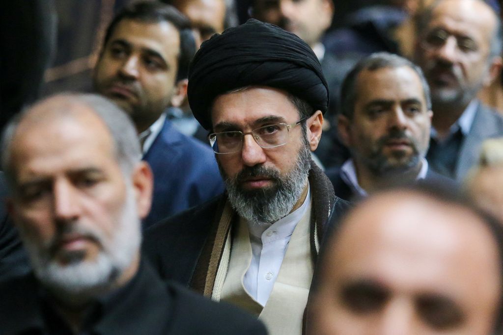 Pemimpin tertinggi Iran yang baru, Mojtaba Khamenei, putra kedua dari mendiang Pemimpin Tertinggi Iran Ayatollah Ali Khamenei, menghadiri pertemuan di Teheran, Iran, 18 Juli 2016. Pemimpin tertinggi Iran yang baru, Mojtaba Khamenei, putra kedua dari mendiang Pemimpin Tertinggi Iran Ayatollah Ali Khamenei, menghadiri pertemuan di Teheran, Iran, 18 Juli 2016. (Amir Kholousi/ISNA/WANA (West Asia News Agency) via REUTERS/File Foto)