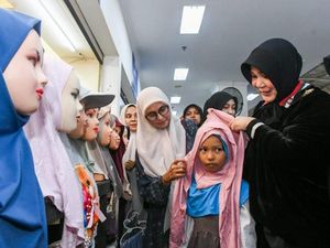 Senyum Ceria Ratusan Anak Yatim di Banda Aceh saat Belanja Pakaian Lebaran