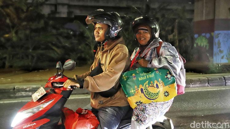 Pemudik Motor Mulai Melintas di Kalimalang, Lalu Lintas Masih Lengang