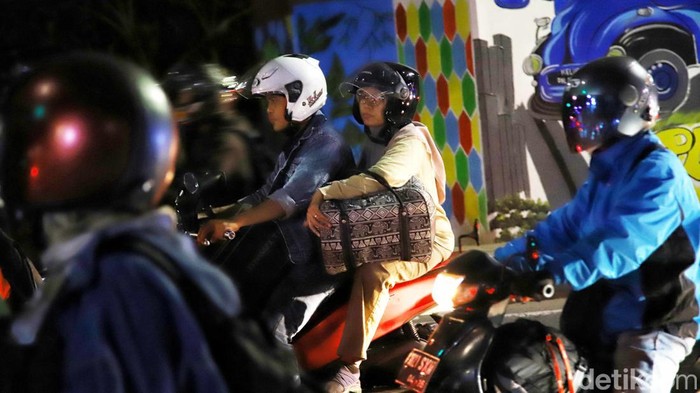 Sejumlah pemudik sepeda motor mulai melintas di Jalan Raya Kalimalang, Bekasi, namun arus lalu lintas masih terpantau lancar dan belum terjadi kepadatan.