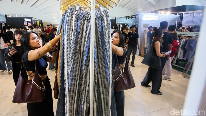 Pengunjung memadati gelaran USS Yard Sale 2026 yang berlangsung di Pondok Indah Mall 3, Jumat (13/3/2026). Acara pasar kreatif tahunan ini menghadirkan ratusan merek fesyen dan produk lifestyle yang menarik minat masyarakat, khususnya para pecinta st