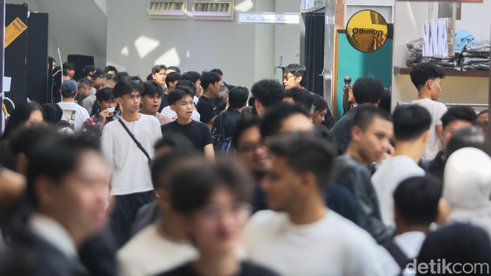 Pengunjung memadati gelaran USS Yard Sale 2026 yang berlangsung di Pondok Indah Mall 3, Jumat (13/3/2026). Acara pasar kreatif tahunan ini menghadirkan ratusan merek fesyen dan produk lifestyle yang menarik minat masyarakat, khususnya para pecinta streetwear dan budaya pop.