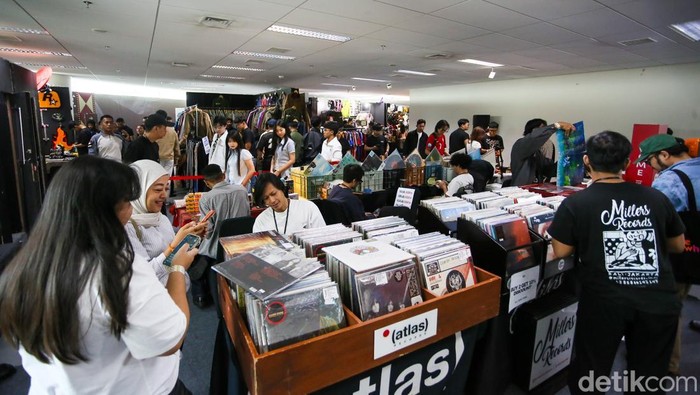 Pengunjung memadati gelaran USS Yard Sale 2026 yang berlangsung di Pondok Indah Mall 3, Jumat (13/3/2026). Acara pasar kreatif tahunan ini menghadirkan ratusan merek fesyen dan produk lifestyle yang menarik minat masyarakat, khususnya para pecinta streetwear dan budaya pop.