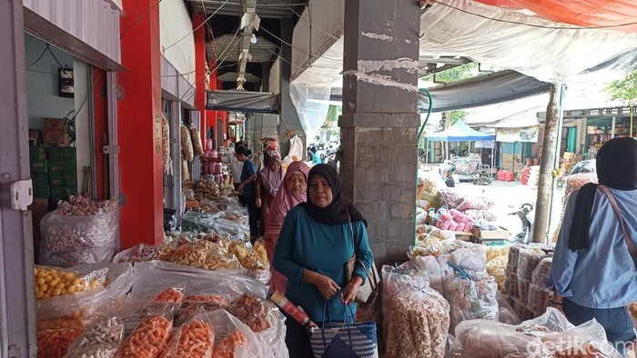 Penjual jajan di Pasar Legi Blitar