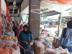 Warga Blitar Mulai Berburu Jajanan Lebaran di Pasar Legi