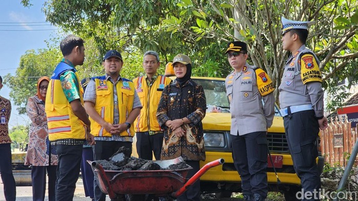 Perbaikan jalan di Bojonegoro jelang mudik Lebaran