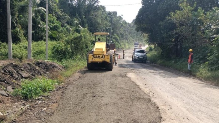 Perbaikan jalan di ruas Mangunjaya.