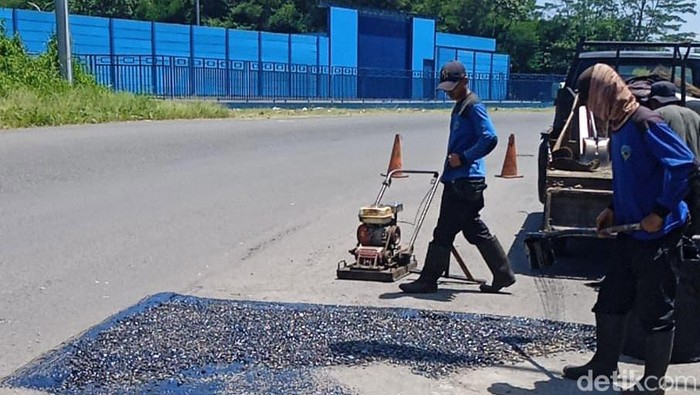 Perbaikan Jalan Mangin Tasikmalaya dikebut jelang arus mudik Lebaran 2026.