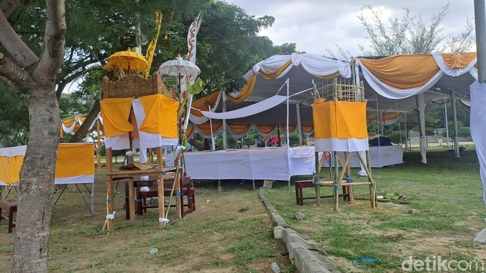 Persiapan Melasti di Pantai Kenjeran