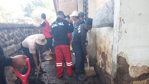 Personel BPBD Gianyar membantu membersihkan sisa lumpur akibat banjir bandang di Buleleng, Jumat (13/3/2026). (Dok. BPBD Gianyar)