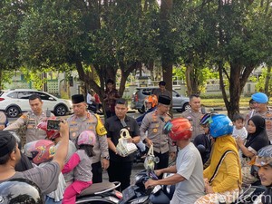 Polda Bangka Belitung Bagikan Takjil ke Warga dan Ojek Online