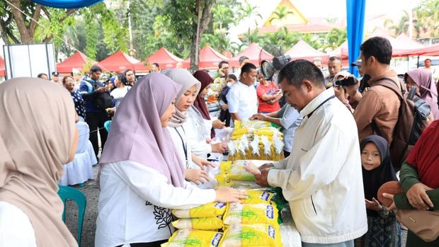 Polda Riau menggelar Bazar Pangan Murah menjelang lebaran dan mendistribusikan 23 ton beras, Jumat (13/2/2026).