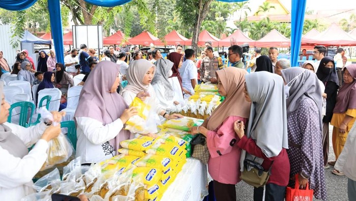 Polda Riau menggelar Bazar Pangan Murah menjelang lebaran dan mendistribusikan 23 ton beras, Jumat (13/2/2026).