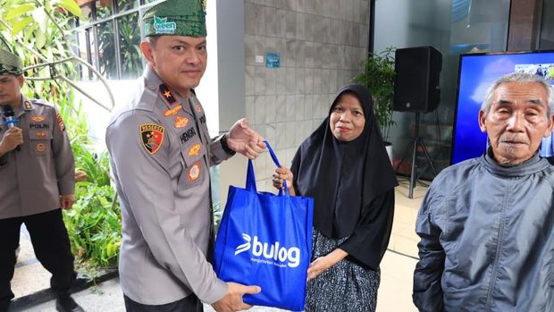Polda Riau menggelar Bazar Pangan Murah menjelang lebaran dan mendistribusikan 23 ton beras, Jumat (13/2/2026).