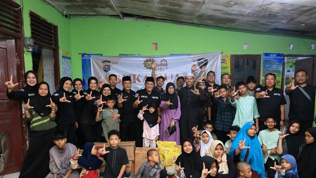 Polda Riau menggelar buka puasa bersama anak-anak panti asuhan di Pekanbaru, Jumat (13/3/2026).