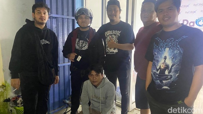 Polisi menangkap seorang karyawan travel umrah bernama Fahrul Usman (34) di Makassar, usai mencuri uang dolar dan riyal milik perusahaan tempatnya bekerja untuk bermain judol.