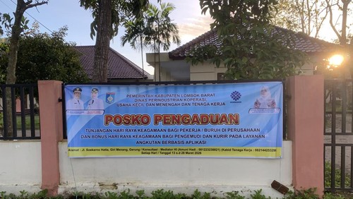 Posko pengaduan THR offline di Kantor Dinas Perindustrian, Koperasi, Usaha Kecil dan Menengah dan Tenaga Kerja Lombok Barat, Jumat (13/3/2026). (M. Zahiruddin/detikBali)