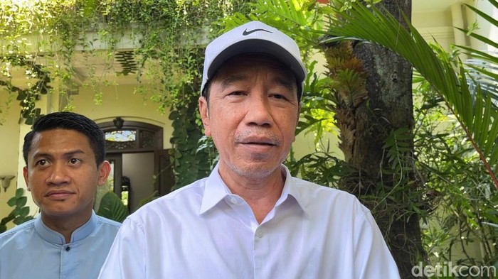 Presiden ke-7 RI, Joko Widodo (Jokowi), saat ditemui di kediamannya, Sumber, Banjarsari, Solo, Jumat (13/3/2026).