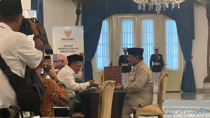**Momen Prabowo dan Menteri-menteri Bayar Zakat di Istana: Simbol Keharmonisan Negara**