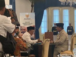 Momen Prabowo dan Menteri-menteri Bayar Zakat di Istana