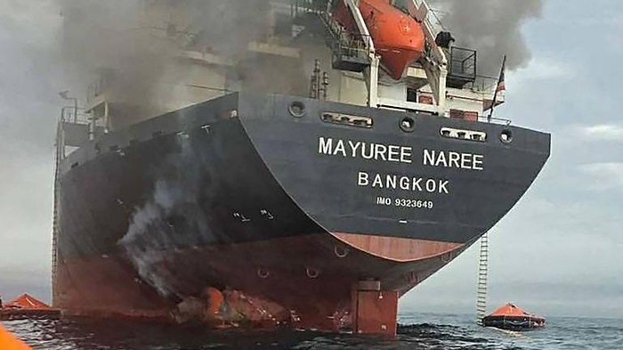 Kapal kargo berbendera Thailand yang menurut Angkatan Laut Thailand merupakan kapal Bernama Mayuree Naree mengalami kebakaran setelah terkena serangan di dekat Selat Hormuz. (AFP via Getty Images)