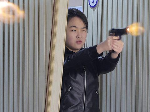 Putri Kim Jong Un Tampil Percaya Diri di Arena Tembak Kim Ju Ae, daughter of North Korean leader Kim Jong Un, holds a pistol as she and her father visit a munitions factory in Pyongyang, North Korea, in this picture released on March 12, 2026, by North Korea's official Korean Central News Agency. KCNA via REUTERS ATTENTION EDITORS - THIS IMAGE WAS PROVIDED BY A THIRD PARTY. REUTERS IS UNABLE TO INDEPENDENTLY VERIFY THIS IMAGE. NO THIRD PARTY SALES. SOUTH KOREA OUT. NO COMMERCIAL OR EDITORIAL SALES IN SOUTH KOREA. TPX IMAGES OF THE DAY