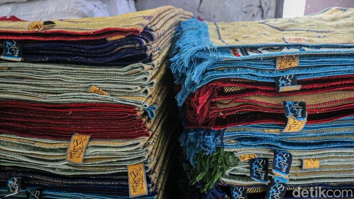 Aktivitas penyablonan sajadah dilakukan di sebuah industri rumahan di kawasan Dukuh Pinggir, Kebon Melati, Tanah Abang, Jakarta, Jumat (13/3/2026). Usaha kecil ini menerima pesanan sablon berbagai logo perusahaan yang akan dijadikan paket Lebaran maupun untuk keperluan wakaf dalam acara 40 harian.