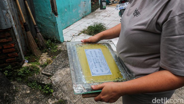 Aktivitas penyablonan sajadah dilakukan di sebuah industri rumahan di kawasan Dukuh Pinggir, Kebon Melati, Tanah Abang, Jakarta, Jumat (13/3/2026). Usaha kecil ini menerima pesanan sablon berbagai logo perusahaan yang akan dijadikan paket Lebaran maupun untuk keperluan wakaf dalam acara 40 harian.