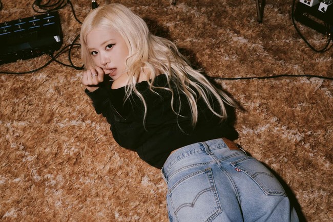 Pelantun ‘number one girl’ itu menampilkan gaya rock and roll dalam foto campaign yang dirilis. Iklannya dapat dilihat di sejumlah spot ikonik di New York, Bangkok, hingga Harajuku. Foto: dok. Levis