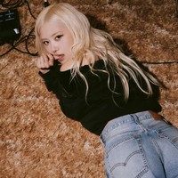 Pelantun ‘number one girl’ itu menampilkan gaya rock and roll dalam foto campaign yang dirilis. Iklannya dapat dilihat di sejumlah spot ikonik di New York, Bangkok, hingga Harajuku. Foto: dok. Levis