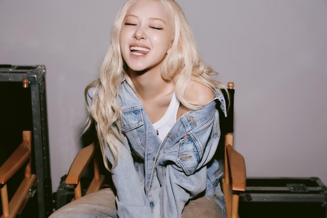 Rose BLACKPINK diumumkan sebagai global ambassador terbaru Levi’s. Ia menyusul jejak kelima personel grup KPop NewJeans yang lebih dulu menjadi wajah brand tersebut pada 2023. Foto: dok. Levis