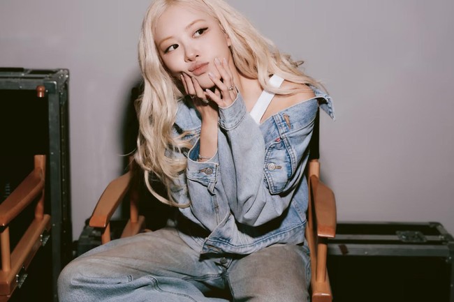 Selanjutnya penggemar dapat menantikan perilisan koleksi kolaborasi eksklusif Rose dan Levi’s yang dijadwalkan rilis tahun ini. Ia ikut menuangkan ide kreatifnya untuk rangkaian produk yang terinspirasi dari gaya personal Rose. Foto: dok. Levis